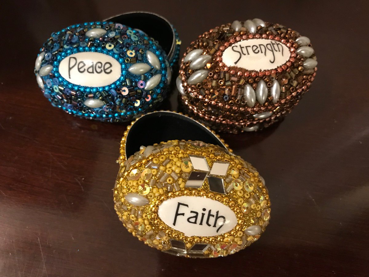 HouseGardenBtq's tweet photo. Decorative Beaded Boxes just arrived. Makes a great gift for someone. $8.95 ea #shoppinginwoodstockga #houseandgardenboutique #affordablegifts #decorativeboxes #giftshopping #gifts https://t.co/ZkjUfbDUry