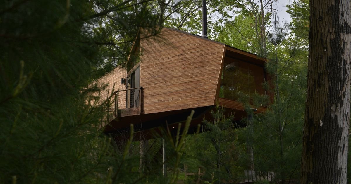 ConstructConnx's tweet image. We love treehouses! Modern treehouse on stilts is the ultimate nature getaway buff.ly/2yNwCHV #archtiecture | @curbed