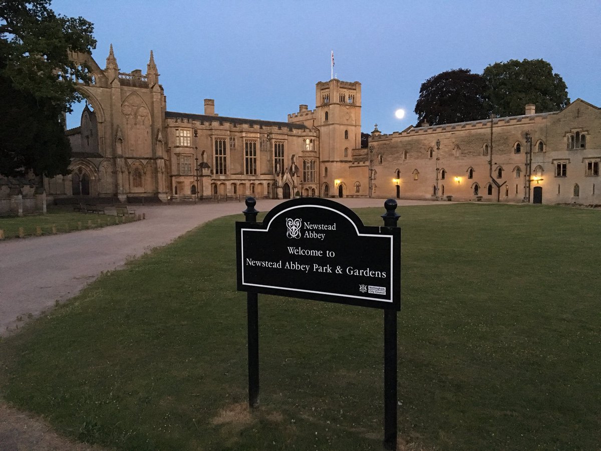SiggersPhoto's tweet photo. Lovely moon over @Newstead_Abbey. @LoveEastMids @VisitNotts @nottmhistory @MyNottingham @NottinghamRocks https://t.co/8PwUCoQhlw