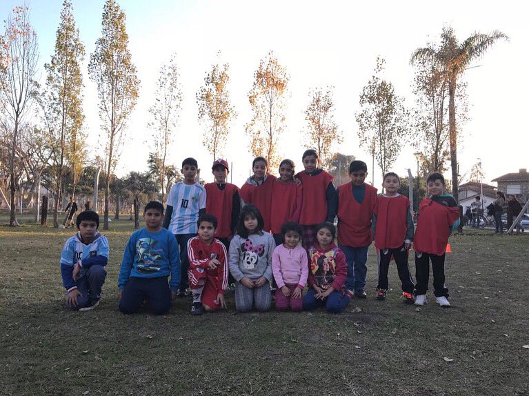 FundacionRiver's tweet photo. ¡Les presentamos a nuestros nuevos representantes de #TomandoValor! Junto a @ManosAbiertasAR, inauguramos una nueva escuelita de fútbol en Villa de Mayo. Además, los chicos van a recibir sus talleres mensuales de valores. 
¡Bienvenidos a @fundacionriver!
#FomentandoValores https://t.co/6a7A1ft7Ue