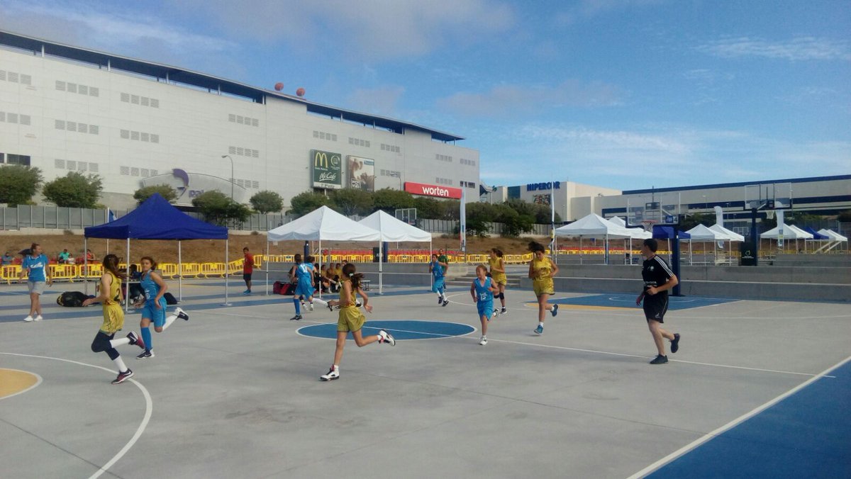 GranCanariaDep's tweet photo. #BALONCESTO🏀| ACBKIDS Cup
Durante la tarde se han disputado los partidos de las féminas en las canchas de Pepe Armas, en @Cd7Palmas. 
De forma paralela, actividades infantiles. 
#GCIslaEuropeadelDeporte #GCEuropeanIslandOfSport https://t.co/Wk84wAhBXU