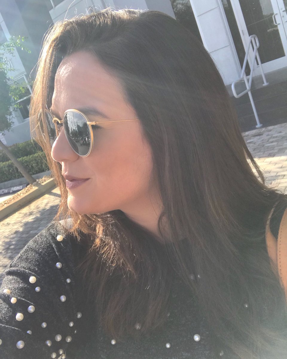 CarmenBoquin's tweet photo. Acabar mi jornada laboral y que aun sea de día... ¡me encanta! ☀️💛 #LovingMySummer 

🕶🖤 #DSolHN #RayBan https://t.co/70ScuBIe3P