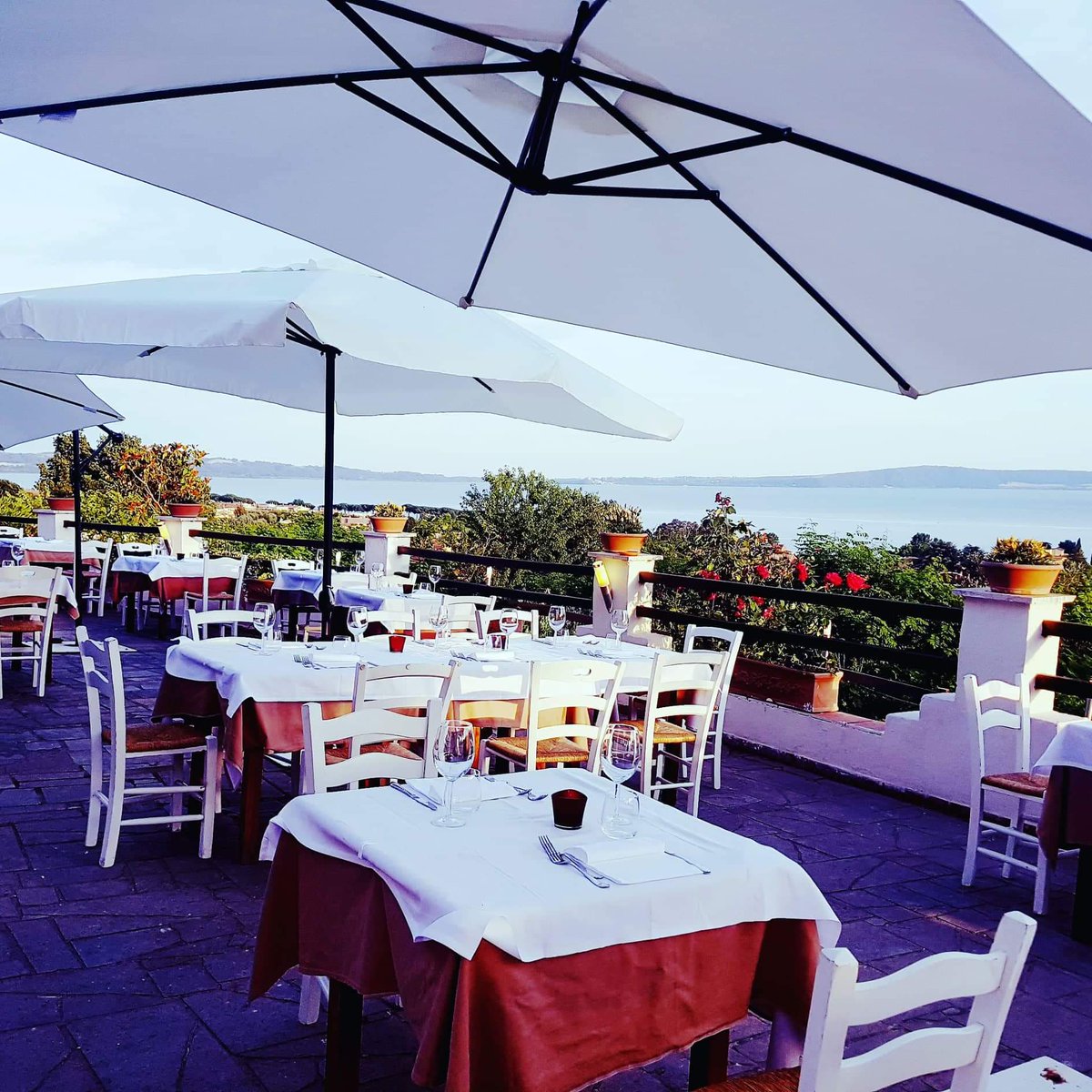 Eccola qui un pezzettino della nostra veduta. Veduta dominante  che vanta su tutto il lago di bracciano..
Ristorante la Terrazza  Trevignano Romano in via Madrid 2. Per info e prenotazioni 3348304096..
