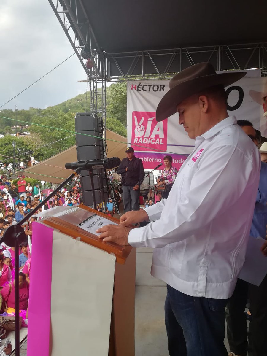 viaradical's tweet photo. Así se vivió el cierre de campaña en Valle de Bravo con el próximo Presidente municipal, Hector Soto Cruz. La gente ya escogió tomar la Vía Radical.
#EnLaLocalVotaRadical ✌️
#70/30 
#VotaRadical https://t.co/JbK0fA1WcB