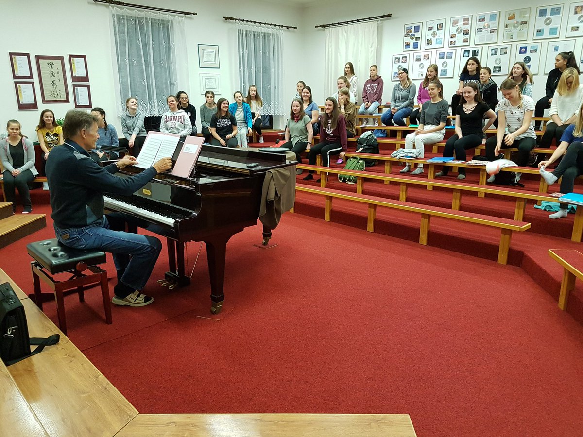 CzechChoir's tweet photo. 5 minutes to get to bus to airport and Australia 2018 Tour started https://t.co/ABKco5UsTV