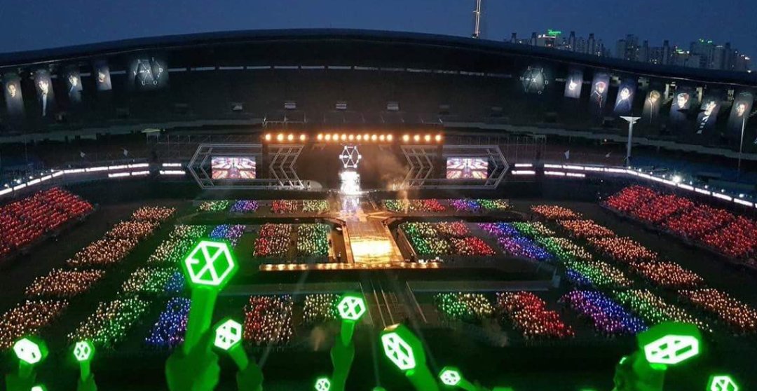 zhongdajin's tweet photo. i promise that i'll be part of this beautiful concert someday.

My #TeenChoice  for #ChoiceInternationalArtist  is @weareoneEXO https://t.co/H2wRqZynf1