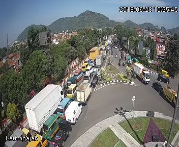 10.46 WIB Bunderan Leuwi Gajah Terpantau Cukup Padat