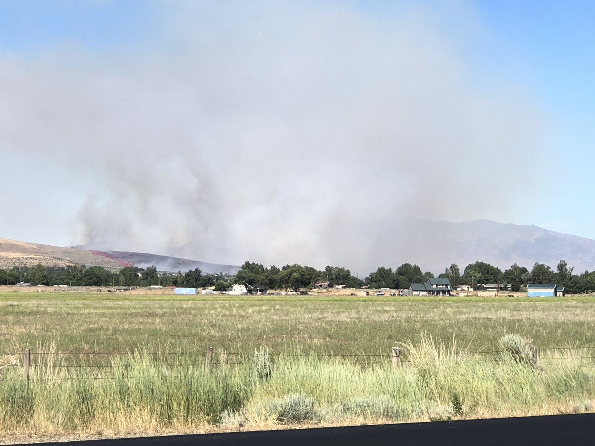BenMargiott's tweet image. A 100-acre brush fire is burning off Hyatt Ln and Standish Buntingville Rd (south of Susanville) Thanks to @BrennaGreene_ for the photo #HyattFire
