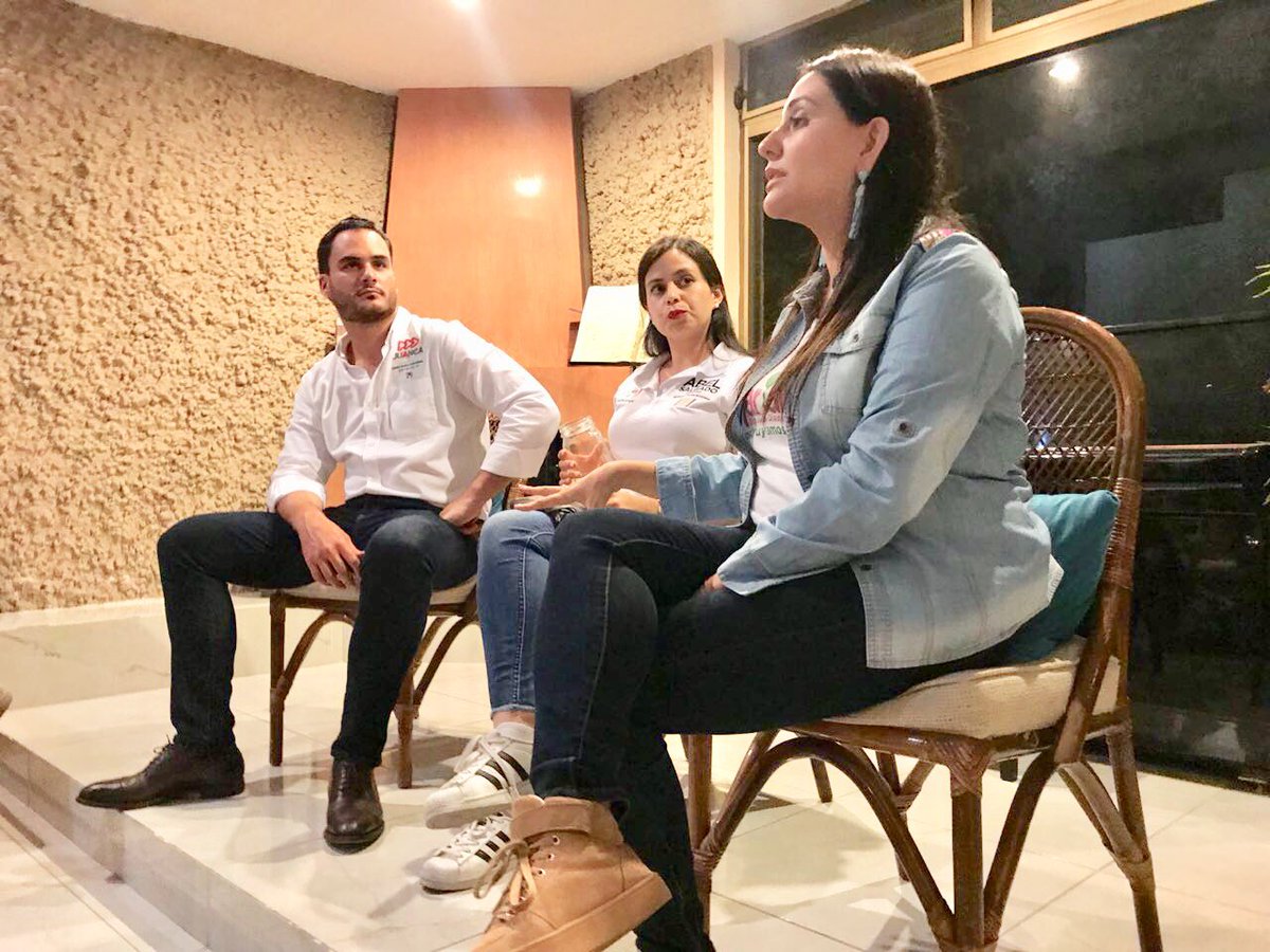 JuanCarlos_GCH's tweet photo. Vecinos de Atlas Colomos nos dieron la oportunidad de compartirles nuestras propuestas, en compañía de mis amigas @mariana_fdzr y @Mgm_mariana platicamos sobre cómo vamos a recuperar la tranquilidad para Zapopan y su gente, este 1ero de Julio #VotaPRI https://t.co/RpJhtcmEn9