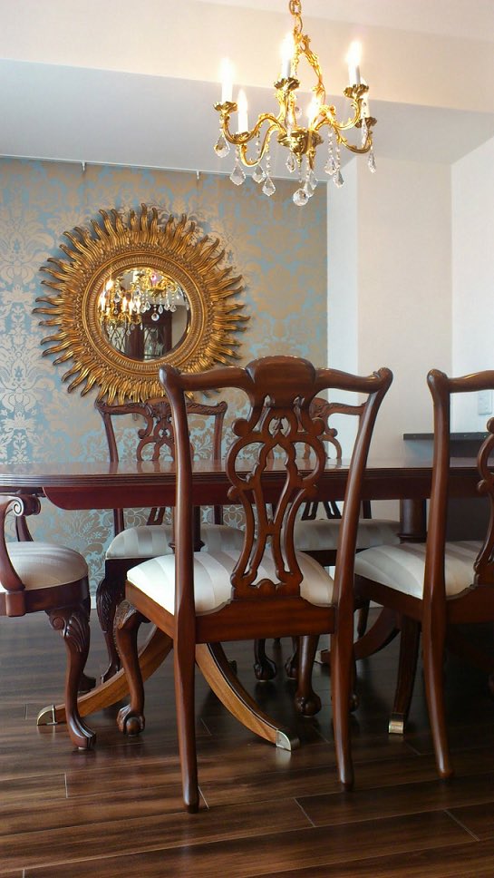 大塚家具 Idc Otsuka 大塚家具スタッフの自宅コーディネート実例 入社当初からアメリカやイギリス製の本格的なクラシック家具に憧れを持っていたというfさん 現在のマンションに暮らす前から少しずつ クラシック家具を集めていたそうです