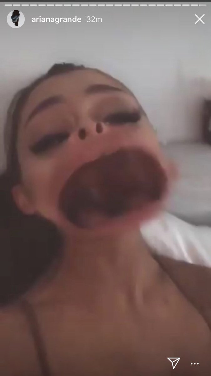 itsmevick7's tweet photo. IM CRYING I WAS WATCHIMG YOUR STORY AND IT FROZE 😂😂😂 @ArianaGrande https://t.co/4SbwIWn5vu
