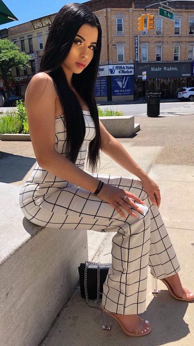 charityrenaee_'s tweet photo. Wednesday’s 🖤😘 https://t.co/eeI2OkRxEv