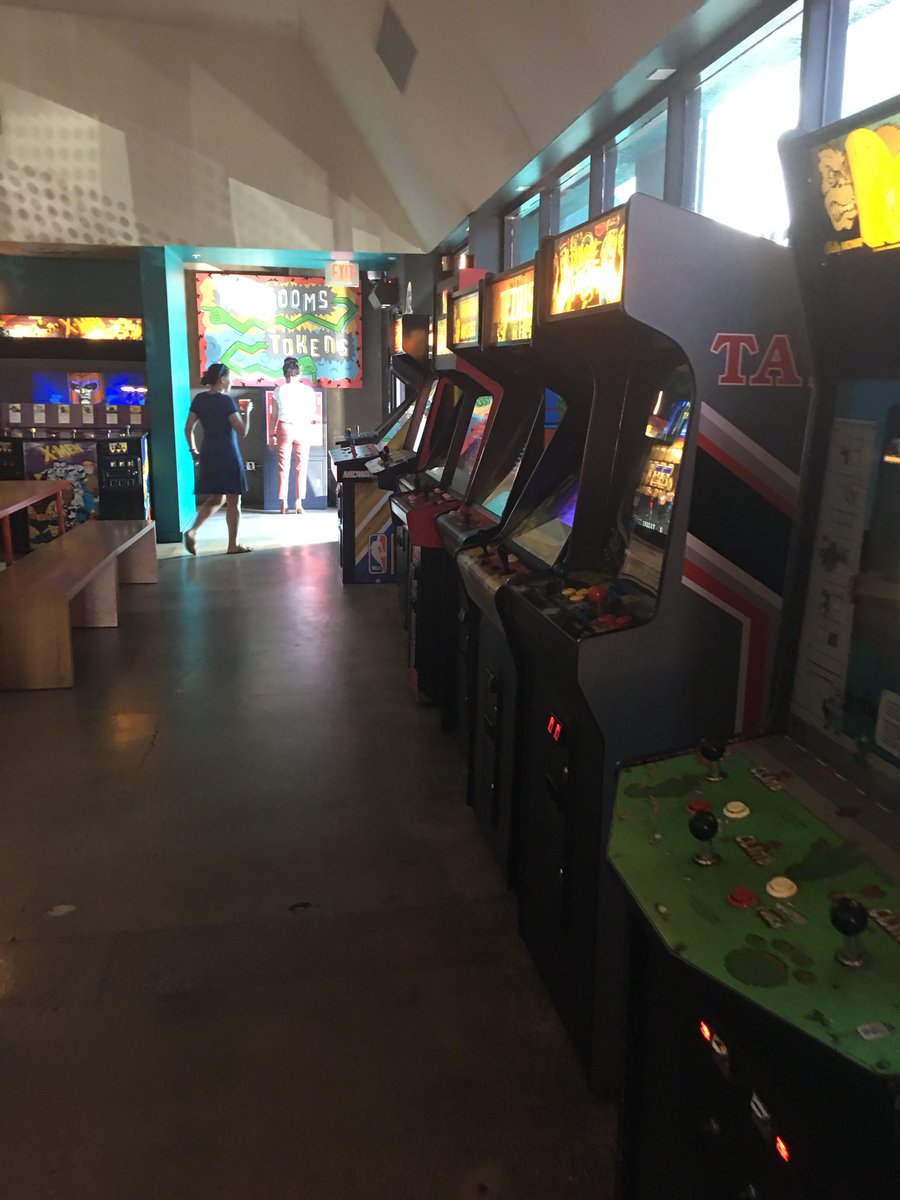 SVDiz's tweet image. These girls came to play 👸👸👸 #buttonmash