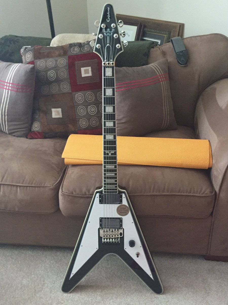 clee1138's tweet photo. @RichieFaulkner After 3 months of waiting it finally happened. As an added bonus, I received TWO #FalconV guitars today because I got pissed at one dealer and ordered from someone else in May. One is in its nest, afraid of the camera. Effing perfect right from the case! https://t.co/z8jyN2tkjq