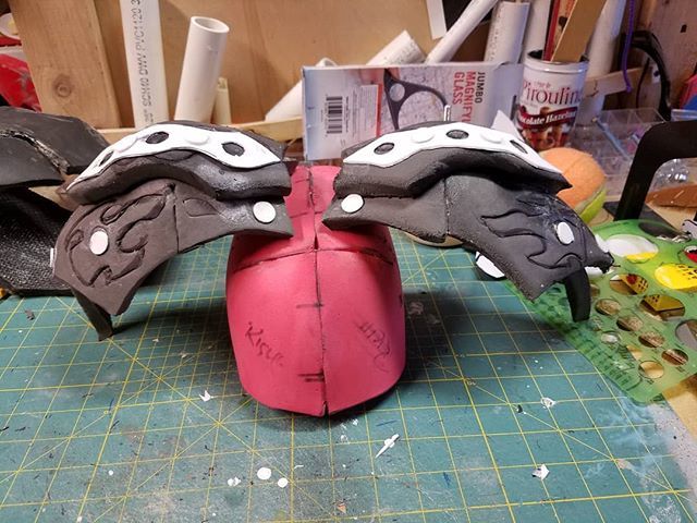 MontyHarrisZ1O5's tweet photo. #cosplay #dragons riders #foamfanatics  paldrons (shoulder armor) for Fierdwen , the fire Dragon Rider. @toribabi13  @yourwrighthouse  @skoobasart  @studio.j7 @JustGenCosplay https://t.co/pzDha2OaOr https://t.co/0J6MHrpeiV
