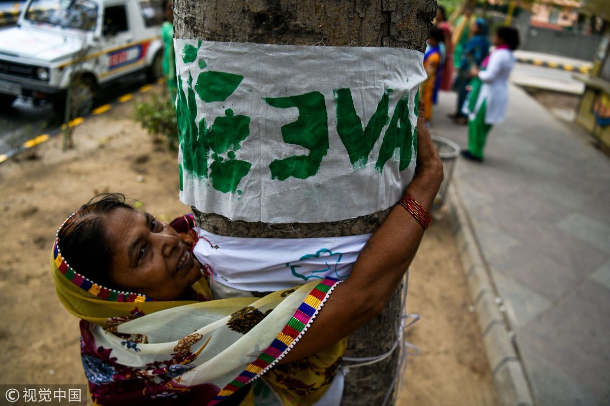 ChinaDaily's tweet image. Delhi women use banners and hug trees in a campaign to save more than 16,000 trees from being cut down for government housing project. #Savethetree (Photo: VCG)