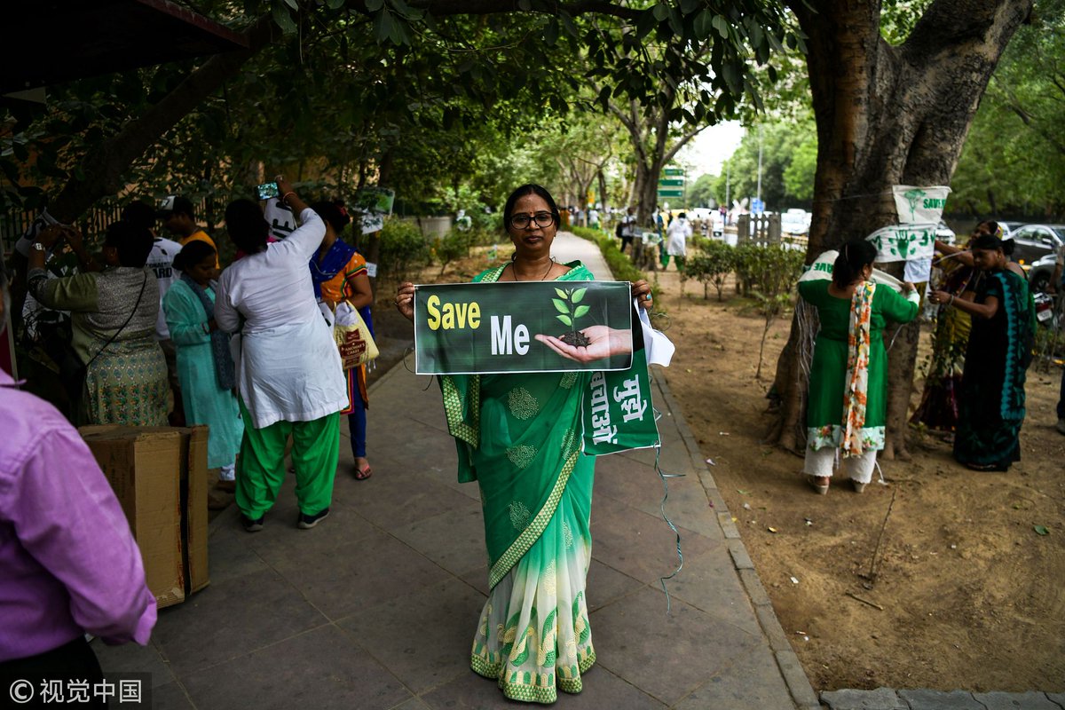 ChinaDaily's tweet image. Delhi women use banners and hug trees in a campaign to save more than 16,000 trees from being cut down for government housing project. #Savethetree (Photo: VCG)