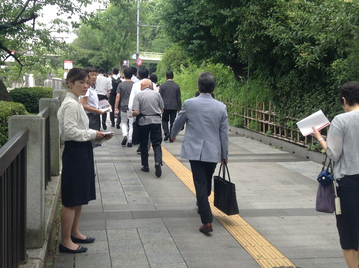 350_Japan's tweet photo. 【🎖️無責任銀行ジャパン大賞2018】本日発表!地球温暖化に最も貢献してしまったメガバンク🏛️に、今年も「無責任銀行ジャパン大賞」を贈呈いたします❗️授賞式前に、株主総会の出席者に環境への取組を評価した「ESG評価レポート📄」をお渡ししています。発表までもうすぐ!#脱石炭 #LetsDivest https://t.co/8qoInZxzcH