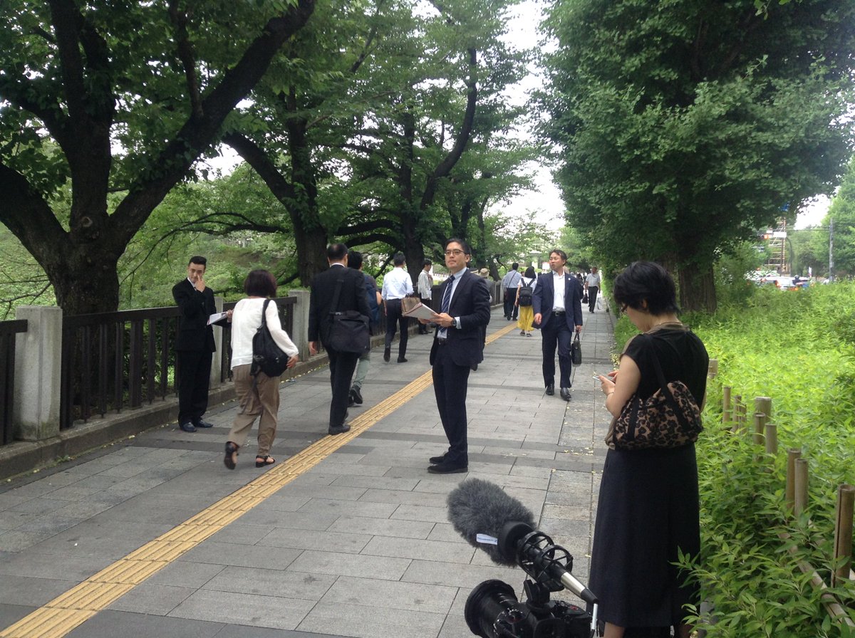 350_Japan's tweet photo. 【🎖️無責任銀行ジャパン大賞2018】本日発表!地球温暖化に最も貢献してしまったメガバンク🏛️に、今年も「無責任銀行ジャパン大賞」を贈呈いたします❗️授賞式前に、株主総会の出席者に環境への取組を評価した「ESG評価レポート📄」をお渡ししています。発表までもうすぐ!#脱石炭 #LetsDivest https://t.co/8qoInZxzcH