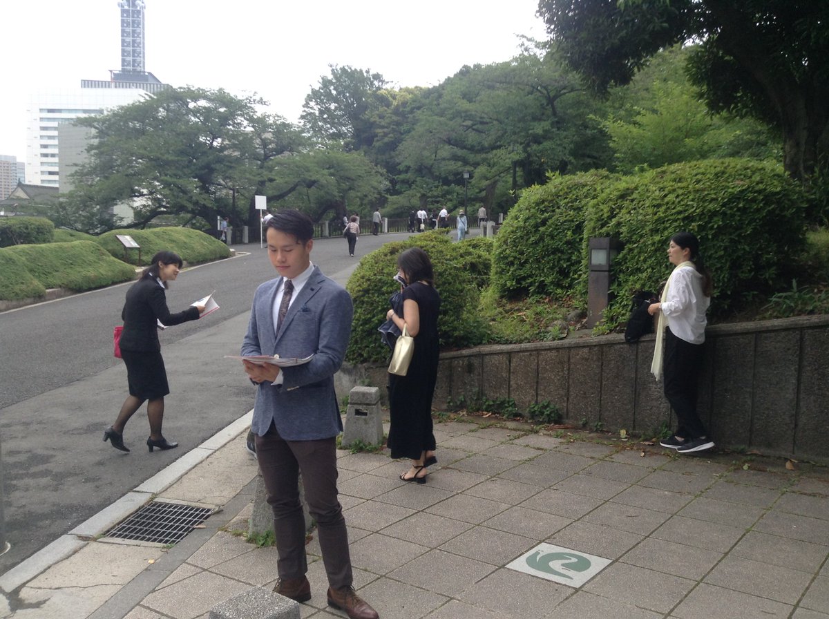 350_Japan's tweet photo. 【🎖️無責任銀行ジャパン大賞2018】本日発表!地球温暖化に最も貢献してしまったメガバンク🏛️に、今年も「無責任銀行ジャパン大賞」を贈呈いたします❗️授賞式前に、株主総会の出席者に環境への取組を評価した「ESG評価レポート📄」をお渡ししています。発表までもうすぐ!#脱石炭 #LetsDivest https://t.co/8qoInZxzcH