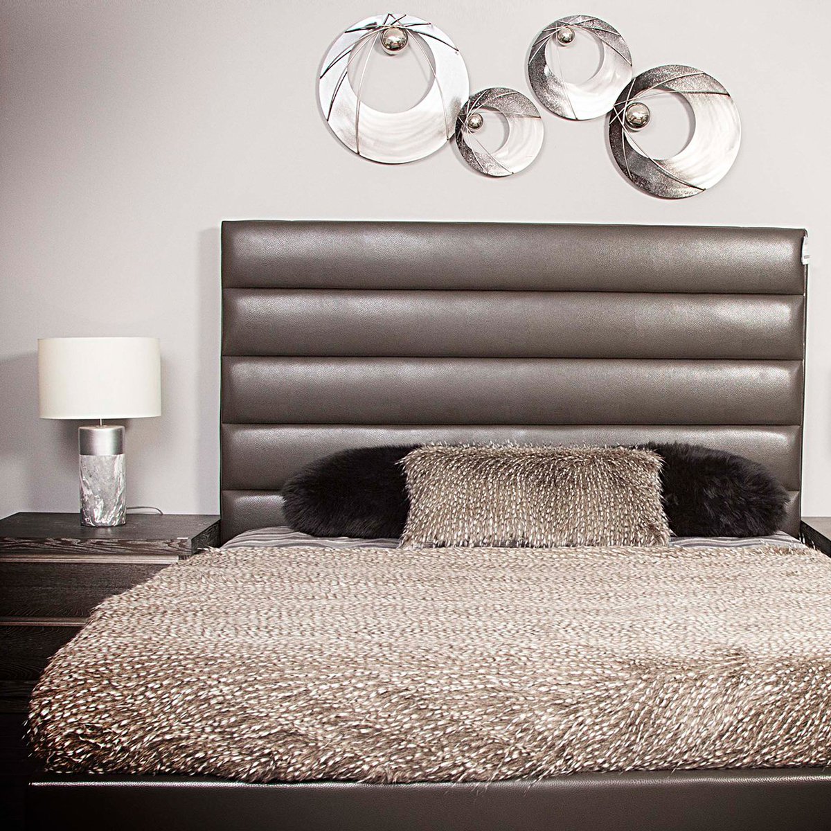 AllaModaDesign's tweet image. The Roma Luxury Gray bed features horizontal upholstery panels and silver polished stainless steel legs. This sophisticated look is available in a Queen, Cal King, or Eastern King size. bit.ly/2JfLYtC.