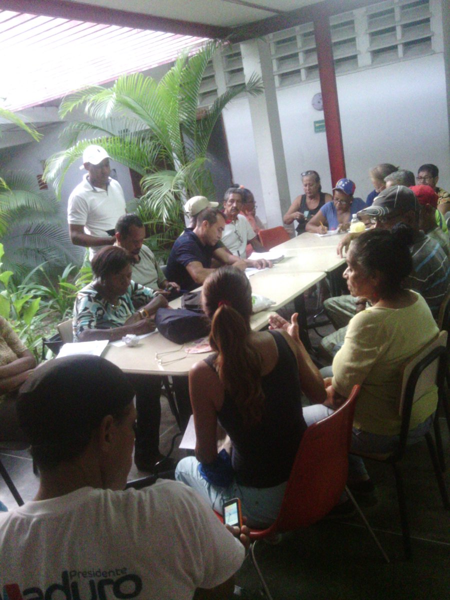 comuna27FyT's tweet photo. Hoy 27 de Junio, Reunidos la Comuna 27 de Febrero en Asamblea y Mesas de trabajo con la Comunidad de 27 de Febrero y el Torreon estudiando la problematica de Transporte que afecta al municipio Plaza y aportando soluciones. @luiscarPSUV @HectoRodriguez https://t.co/hqKNupezgi