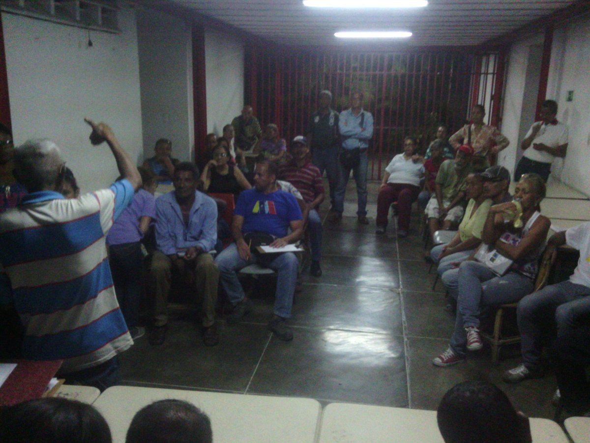 comuna27FyT's tweet photo. Hoy 27 de Junio, Reunidos la Comuna 27 de Febrero en Asamblea y Mesas de trabajo con la Comunidad de 27 de Febrero y el Torreon estudiando la problematica de Transporte que afecta al municipio Plaza y aportando soluciones. @luiscarPSUV @HectoRodriguez https://t.co/hqKNupezgi