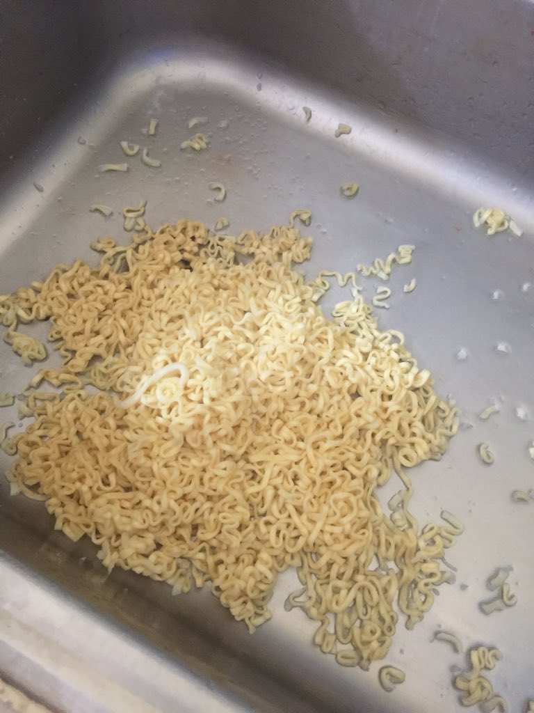 batmanico's tweet photo. At tumigil ang mundo ko, nung mahulog ang pancit canton sa lababo. https://t.co/nqIB1efhDF