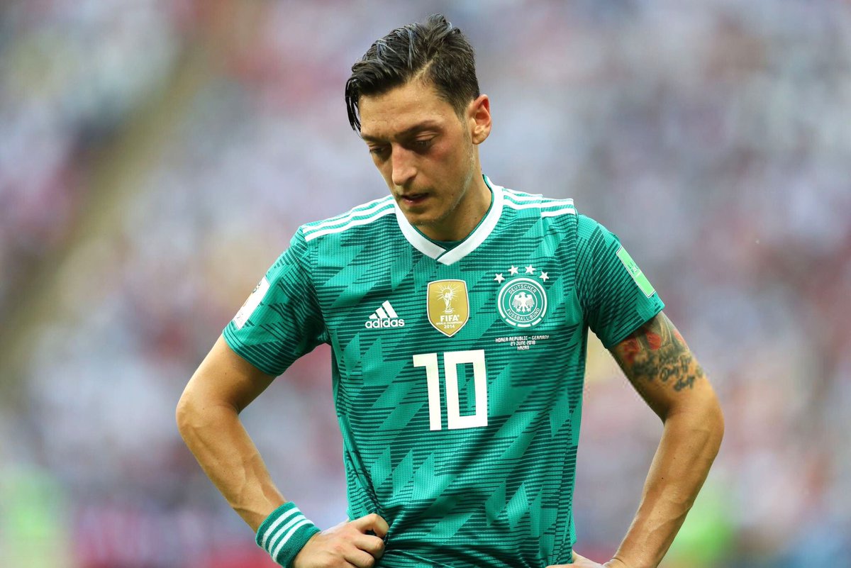 Lacazest's tweet photo. Feel terrible for Özil. People can’t seem to appreciate the amount of talent he brings on the pitch... Tired of seeing all this undeserved criticism to such a brilliant player. 🇩🇪 https://t.co/zkwEKgIKLG