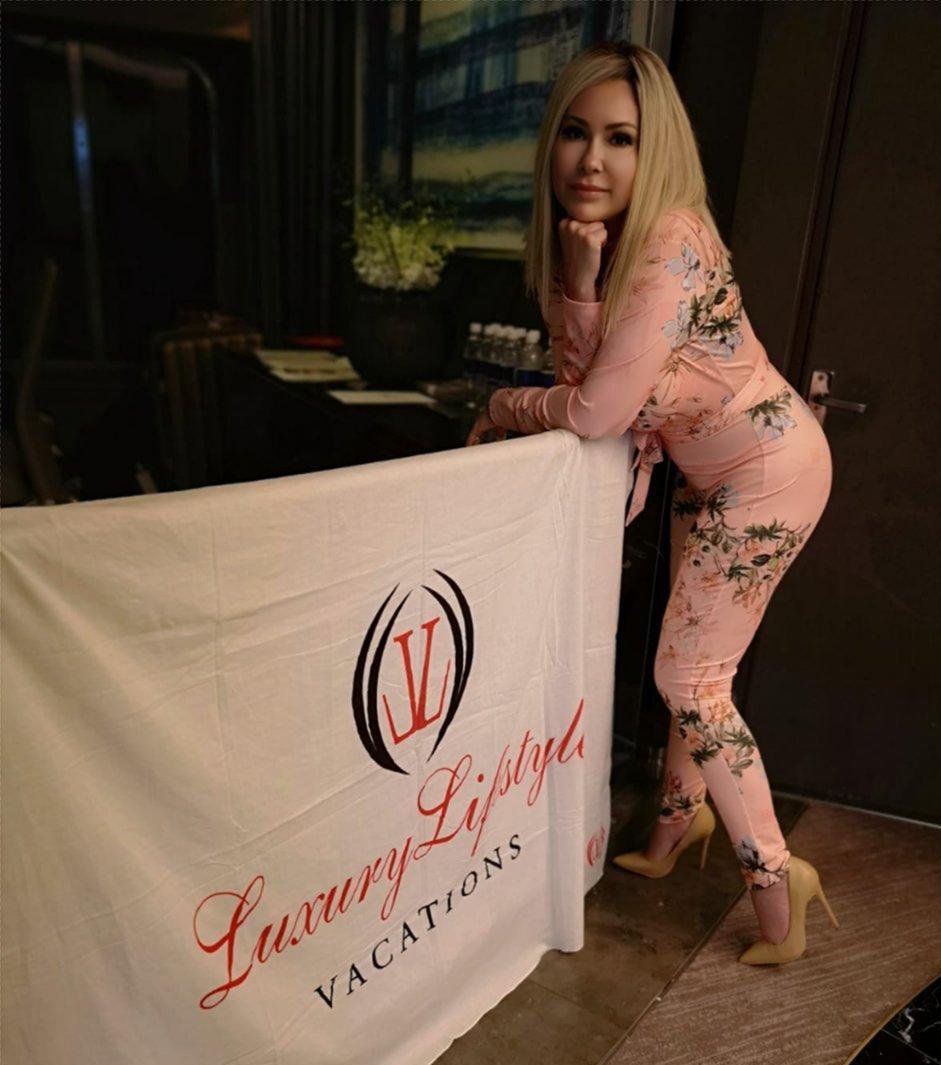JacquiChilds's tweet photo. Ever needed a private place to scratch an itch ? 
This banner worked perfectly 😉
@LLVClub #LuxuryTravel #luxurylifestyle #BLLV #LLV #alaskansplendor #llvclub 

https://t.co/wdvYSUqJ86 
over 2 million followers on my verified Facebook page #followme https://t.co/1e6pTnvTOG
