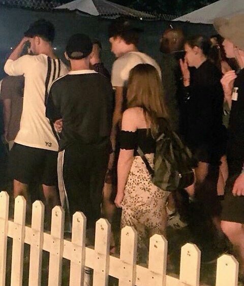 Facts_____J's tweet photo. Tw 1Dnews: Louis fui visto esta noche en Firefly Music Festival en Philadelphia. Se encuentra allí con amigos y su novia, Eleanor. https://t.co/fDgvtleg4x