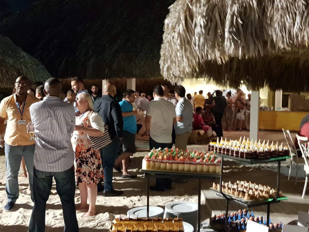 PnyxLtd's tweet image. #RIF18 day1 concludes with a Cultural Dinner on the beach @MeliaCaribeRD with a local solo violinist... opportunity for further #resilient #infrastructure discussion &amp;amp; #PPPs #LAC