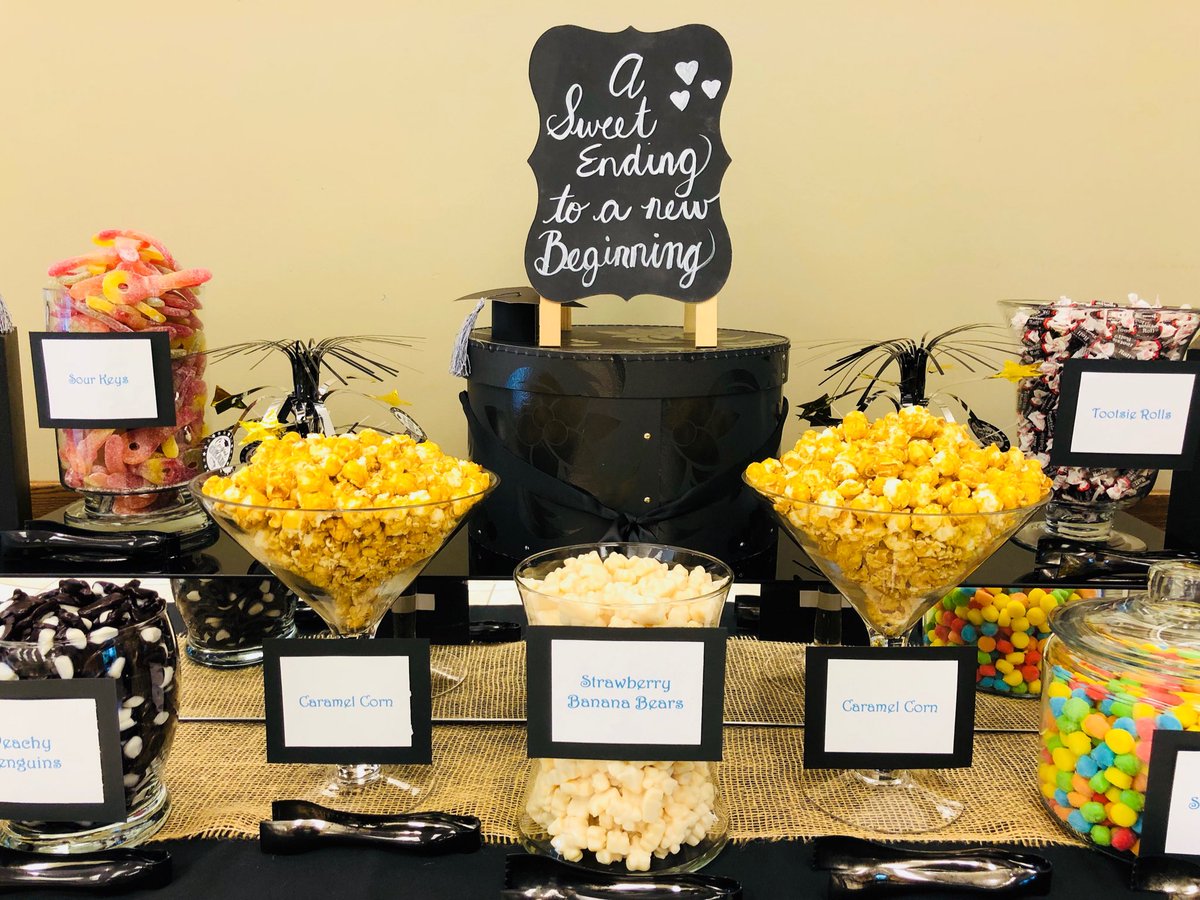 Graduation candy bar for Holy Rosary School. Congrats 2018 grads, may you accomplish great things! #candy #sweet #lacandybar