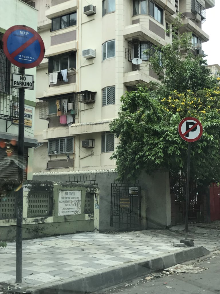 adwaitbiwalkar's tweet photo. Dear @MumbaiPolice which sign is to be followed here? This is in Santacruz West opp HDFC bank... https://t.co/ZTk1K2LWMb