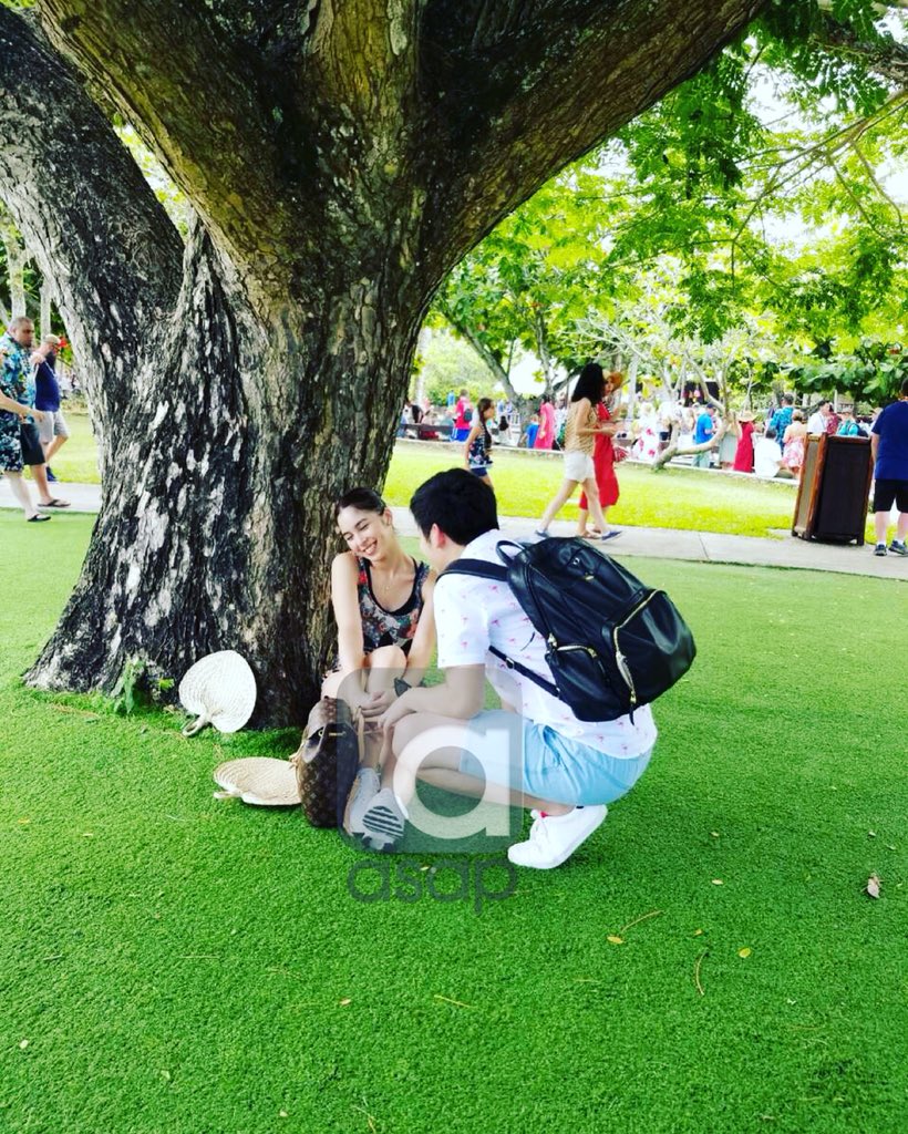 ASAPOfficial's tweet photo. Hayaan natin mag-moment ang #JoshLia sa ilalim ng puno hihi ❤️❤️ #ASAPinHonolulu https://t.co/42HXGxfJA4