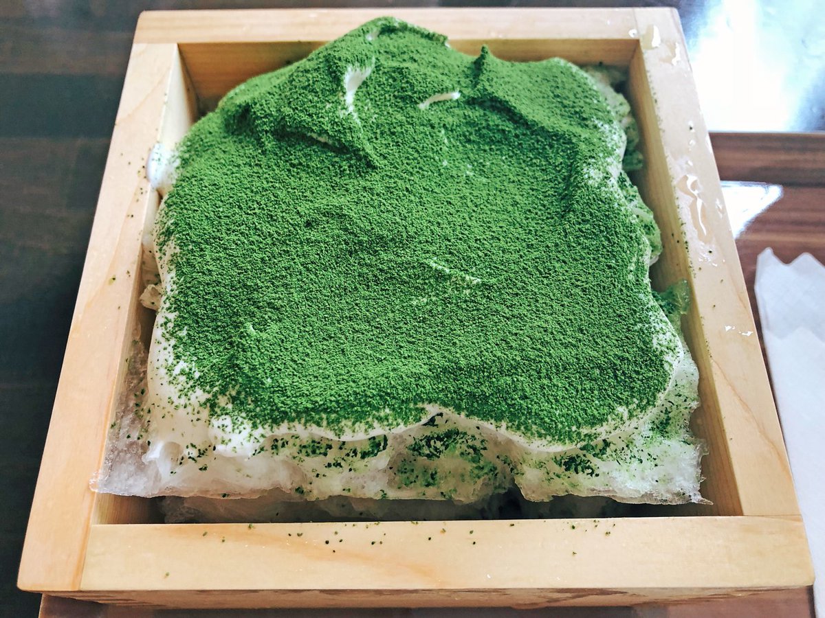 muni_gurume's tweet photo. 【TOSCA】
@静岡 第一通り

ケーキとかき氷が融合したケーキ氷「宇治抹茶クリーム」を食べられるお店。
生クリームと濃厚な抹茶で覆われており、中にはひんやりとしたかき氷が隠れています🎶
練乳も自由にかけることができるので味の変化を楽しむ事が出来ます❗
ふんわりした食感がたまらない逸品✨ https://t.co/3wcx062Wv8