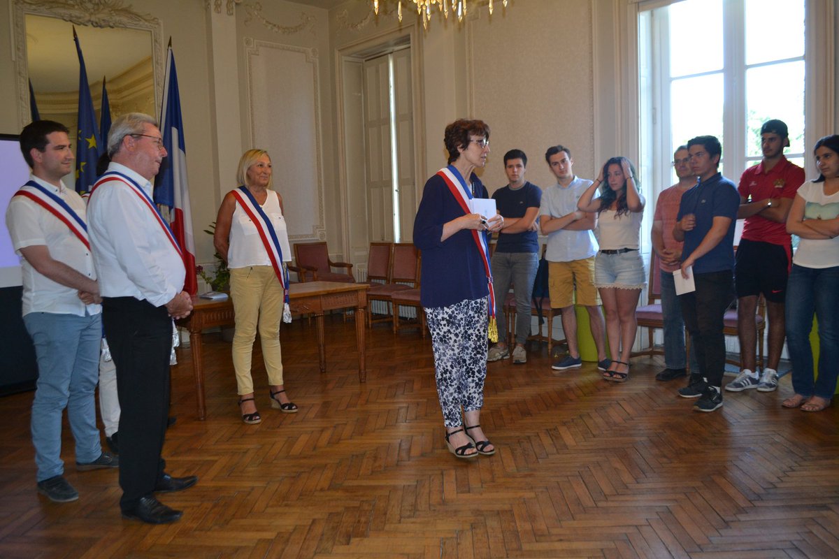 CÉRÉMONIE DE CITOYENNETÉ 💫

Hier soir, Mercredi 27 Juin, Madame Le Maire, entourée de ses adjoints, remettait leurs premières cartes électorales à nos jeunes Artiguais.

▶️ Un moment solennel, la naissance de nouveaux citoyens à #ArtiguesPresBordeaux !