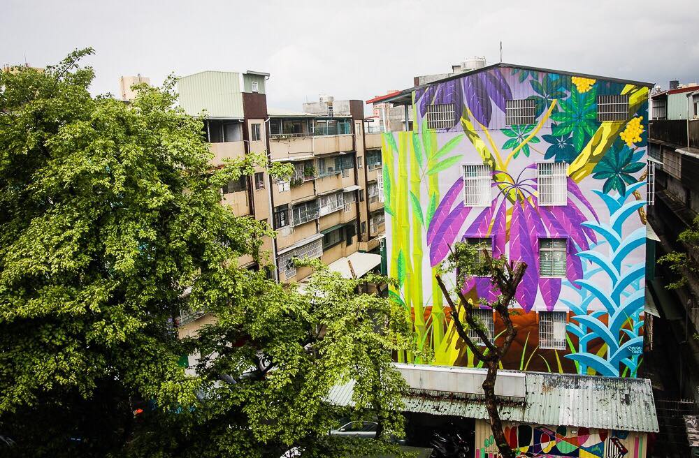 TaiwanNewsEN's tweet photo. Photo of the Day: Chilean artist #CEKIS brightens up drab building in Kaohsiung #spraypaint #spraypaintart #graffiti #graffitiart https://t.co/m8BpgKJFTp https://t.co/xNmNsiREu2
