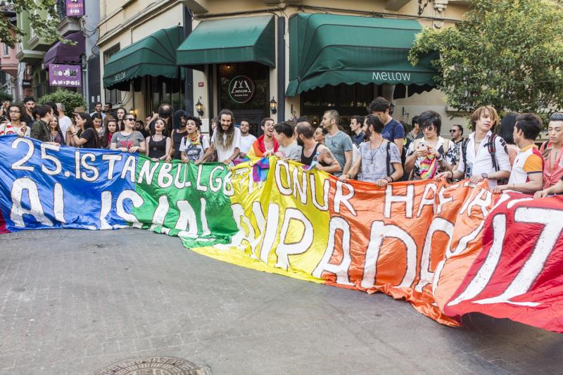KaosGL's tweet photo. Onur Yürüyüşü gözaltı davası: “Suçsuz olmamıza rağmen bir yıldır yargılanıyoruz”
https://t.co/N0L8rXI5lr https://t.co/fDYpCdcmco