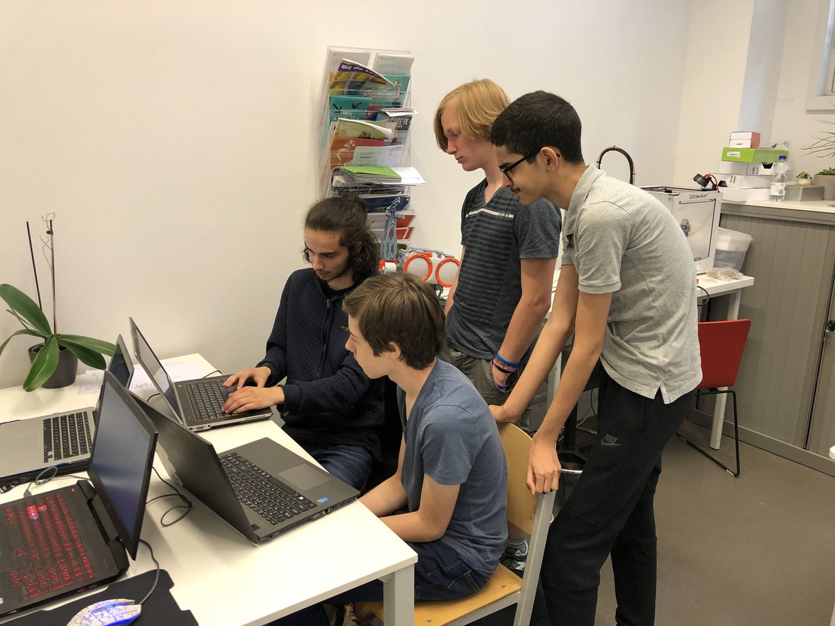 metiscoderclass's tweet image. Leerlingen uit de #Coderclass die onder begeleiding van @noahloomans #codereview sessies doen :) #superleerzaam @Felienne