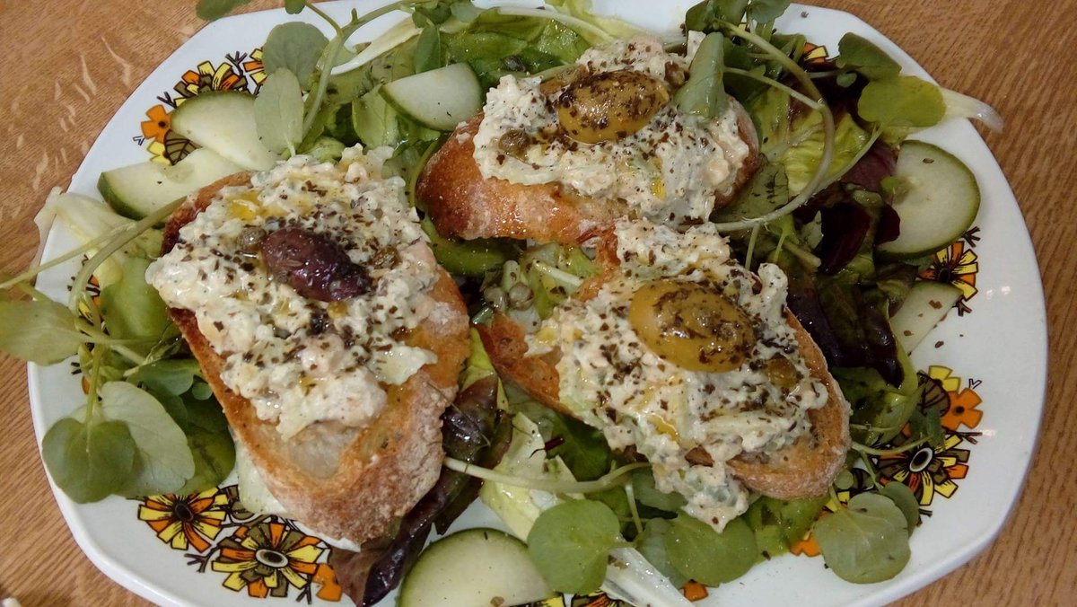 Vegan Revs tip of the day: Chickpeas, the new Tuna! We call CHUNA!! Mash those bad boys up, mix with Veganaise, lemon juice or apple cider vinegar, seaweed flakes &amp; diced celery (or sweetcorn), season with salt flakes, pepper &amp; garnish with an olive, olive oil &amp; fresh dill! Yum!X