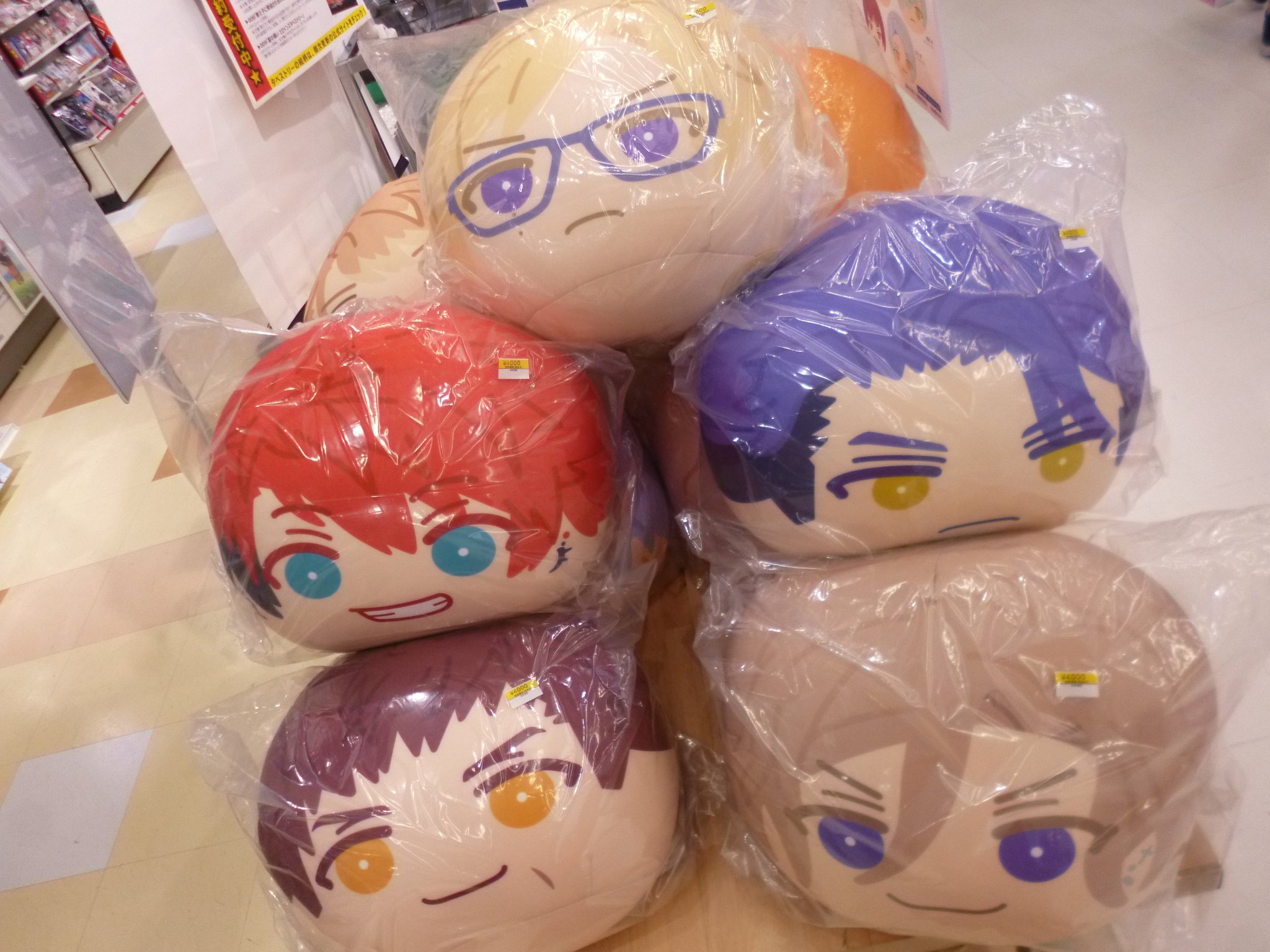 アニメガ ソフマップ 天神1号館 グッズ入荷情報 A3 ビッグおまんじゅうクッション 秋組 摂津万里 兵頭十座 七尾太一 伏見臣 古市左京 本日入荷致しました 入口付近にて展開中 是非お買い求めください A3 ビッグお