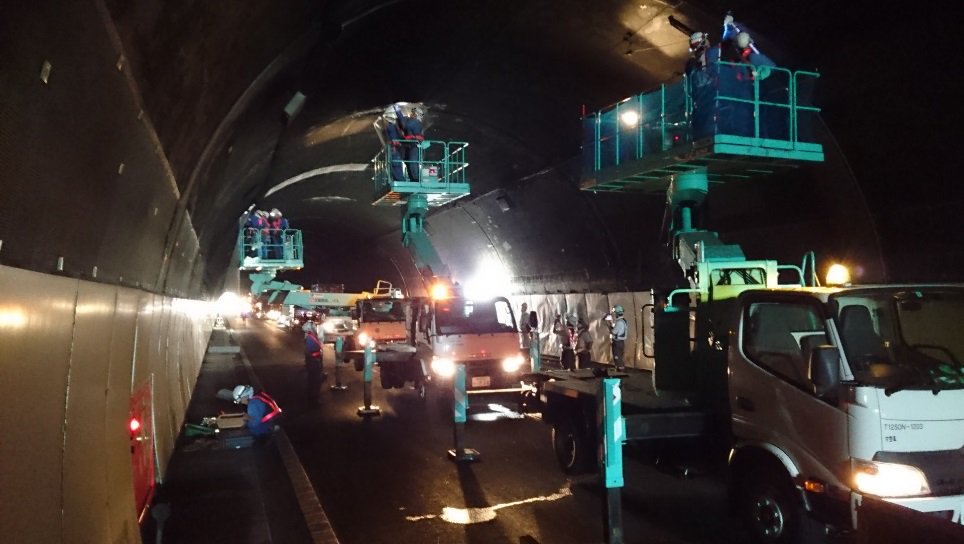 Nexco東日本 関東 Twitterren 事故復旧工事のお知らせ 横浜横須賀道路 港南台 釜利谷jct間 下り線トンネル内において 車両火災の復旧工事のため通行止を実施しています 復旧作業は夕方までかかる見込みです 現場周辺では4km60分の 渋滞が発生しています Nexco東日本 関東 Twitterren 事故復旧工事のお知らせ 横浜横須賀道路 港南台 釜利谷jct間 下り線トンネル内において 車両火災の復旧工事のため通行止を実施しています 復旧作業は夕方までかかる見込みです 現場周辺では4km60分の 渋滞が発生しています