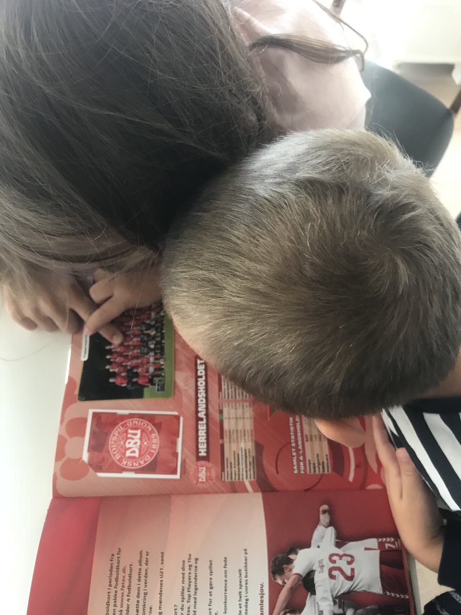 HeidiFrederikke's tweet photo. Jeg fattet ikke, at vi ikke har slidt Thomas Helmigs sang og VM-samlehæftet op endnu....😂😂 Kl 07.21 gennemgåes hæftet - Præcis som vi gjorde to gange lige inden, de faldt i søvn i aftes. Og sådan er det hver dag #småfans #VMfeber #voreslandshold #ForDanmark ⚽️🇩🇰👊🏼👶🏼👧🏼 https://t.co/bvlMzpHWPi