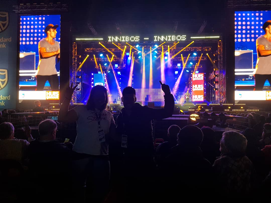 Nie net is dit <a href="/TussenSterre/">TussenSterre</a> se eerste keer by <a href="/innibos/">innibos</a> nie, maar hulle was ook sommer reeds gisteraand op die <a href="/huisgenoot/">Huisgenoot</a> Afskopkonsert, hoofverhoog! Groot oomblik! 🚀🌟

Hulle het ook vanjaar ñ @Ghoema2018 gewen! Kyk uit vir hulle deur die week by <a href="/Innibosfees/">Innibos Kunstefees</a>