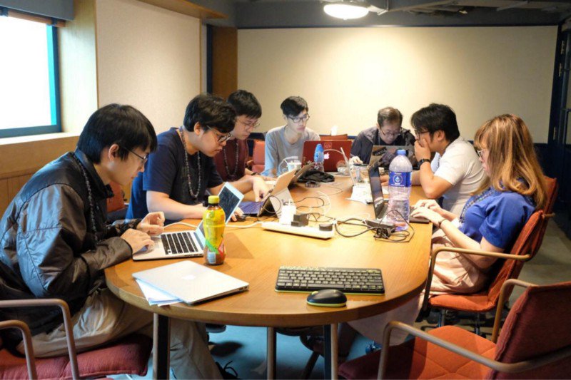 剛剛就第一次的黑客松進行了檢討會 bit.ly/2KriBAW

// 事實上除了以上的問題外，還是很多其他瑣碎事務，如印刷、音響設備、Live Stream 及宣傳等都有改善的空間。下次黑客松暫定於十月末，亦會盡早開始籌辦工作。同時會與現有坑主保持合作，繼續努力填坑。//