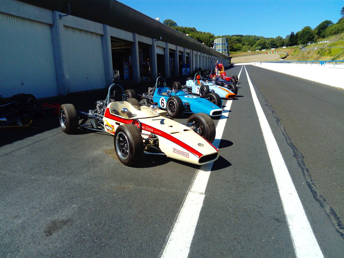 An other day in the car, waiting for an other drive in a race 

#classicracingschool
