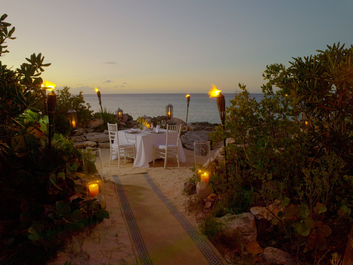 Listen to the gentle surf with your toes buried in the soft sand on #Amanyara's beach while stars glint overhead during a romantic meal for two. The menu includes freshly caught seafood & organic vegetables from the resort’s aquaponic garden aman.com/resorts/amanya… #AmanFoodie