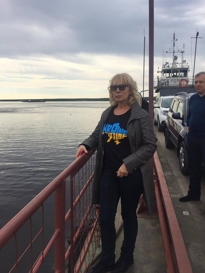 CleanAuthoritie's tweet photo. Омбудсмен Денисова на 14-й день пребывания в России снова полетела в Салехард
Летела одним рейсом с Москальковой
Далее их пути снова разошлись...
Денисова сама села на паром до Лабытнанги 
Надеемся, что Олега Сенцова они посетят вместе⁉️
Судя по одежке... https://t.co/HsbYdf6aio