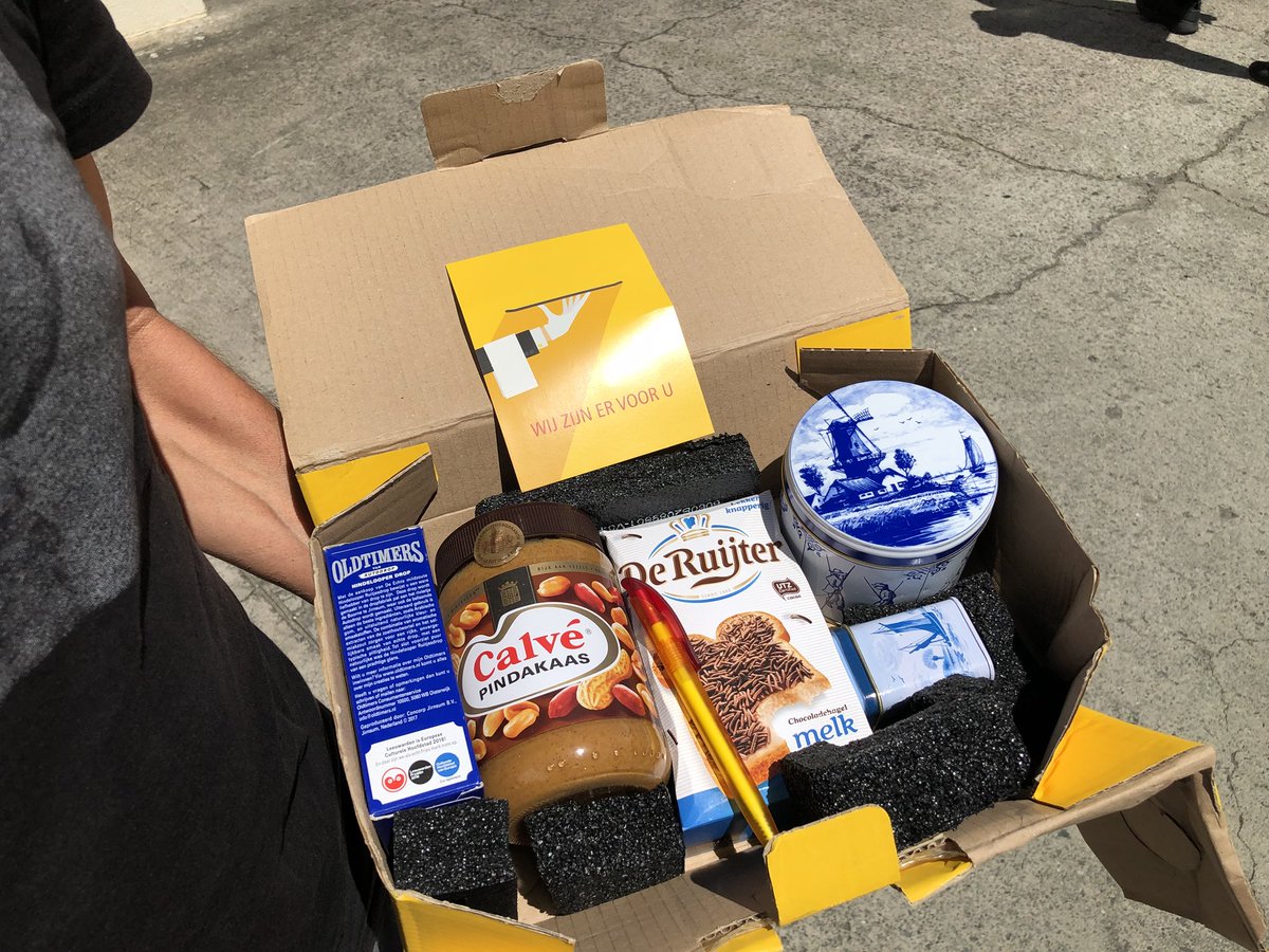 TravelDNAonline's tweet photo. We babbelden met @DHL_NLexpress via fb over onze wereldreis en wat we dan zoal misten uit Nederland... #Stroopwafels? #Hagelslag? #Drop? Rick Veldhoen van DHL Amersfoort stuurde ons een heimwee-overlevingspakket in #Honolulu... 🤤 WAT LEKKER MAN!! Thnx Rick, our hero! 🧡��🇱 https://t.co/mRnSg9zHIL